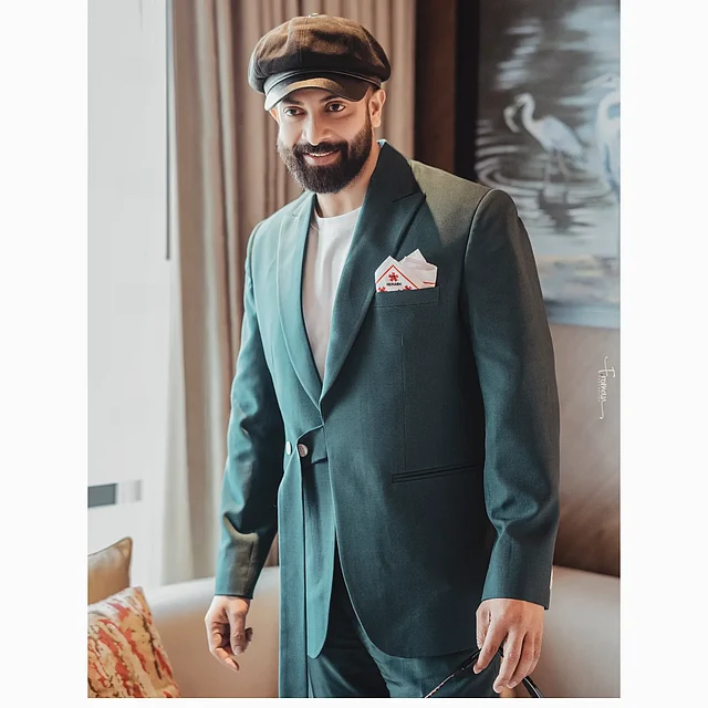 ফ্রেঞ্চ ক্যাপের সঙ্গে এমন সবুজ স্যুটের লুক একমাত্র শকিব খানই ক্যারি করতে পারেন 