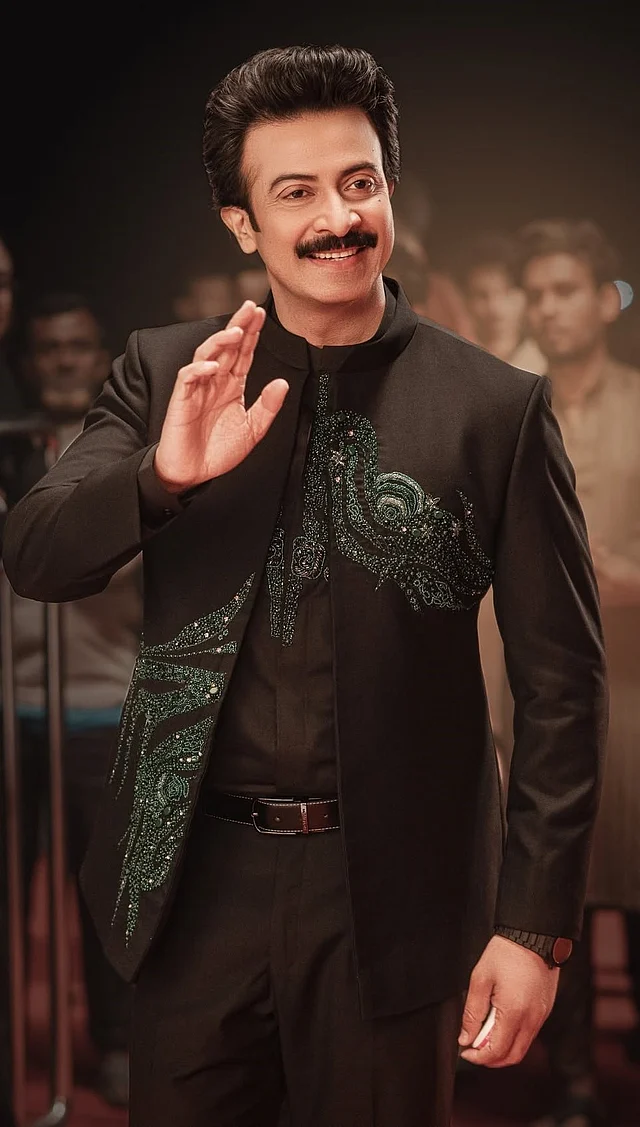 একই বিজ্ঞাপনচিত্রে নিজের নামভূমিকাইয় শাকিব খান পরেছেন সাফিয়া সাথীর ডিজাইন করা স্যুট