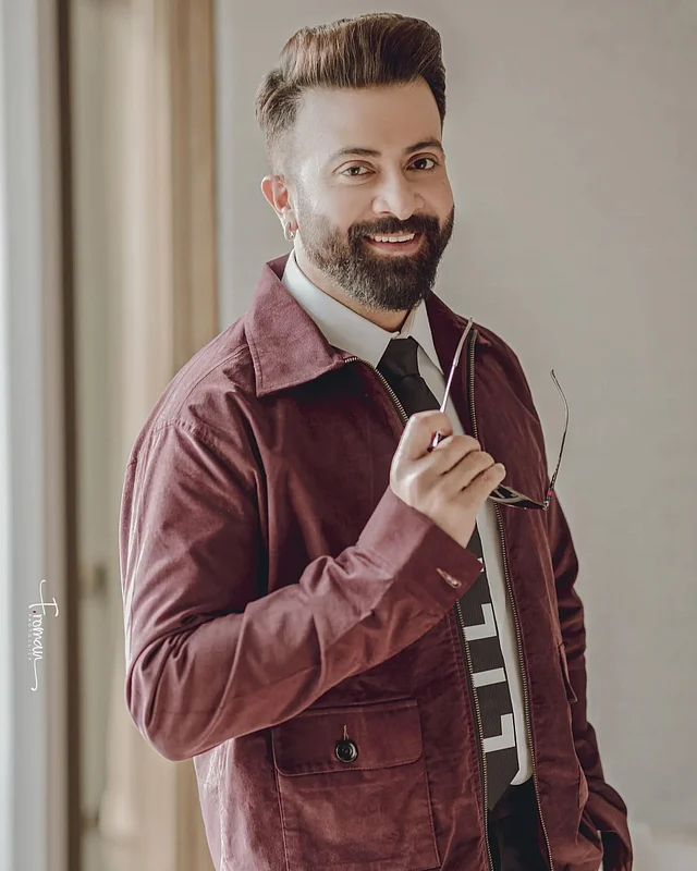 সেমি ফর্মাল লুকে নজর কাড়ছেন শাকিব খান ক্যাজুইয়াল জ্যাকেটের সঙ্গে টাই-শার্টে।