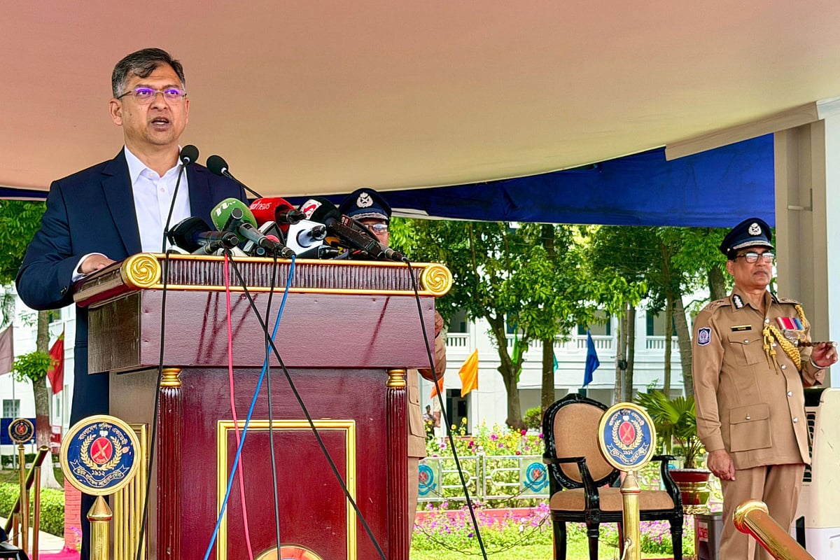 বর্তমান পোশাকে পুলিশ বাহিনী সন্তুষ্ট নয়: স্বরাষ্ট্রমন্ত্রী