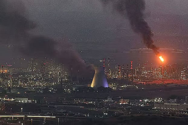 ইরানের ক্ষেপণাস্ত্রের আঘাতে ইসরায়েলের আকাশ প্রতিরক্ষাব্যবস্থা কি ভেঙে পড়ছে