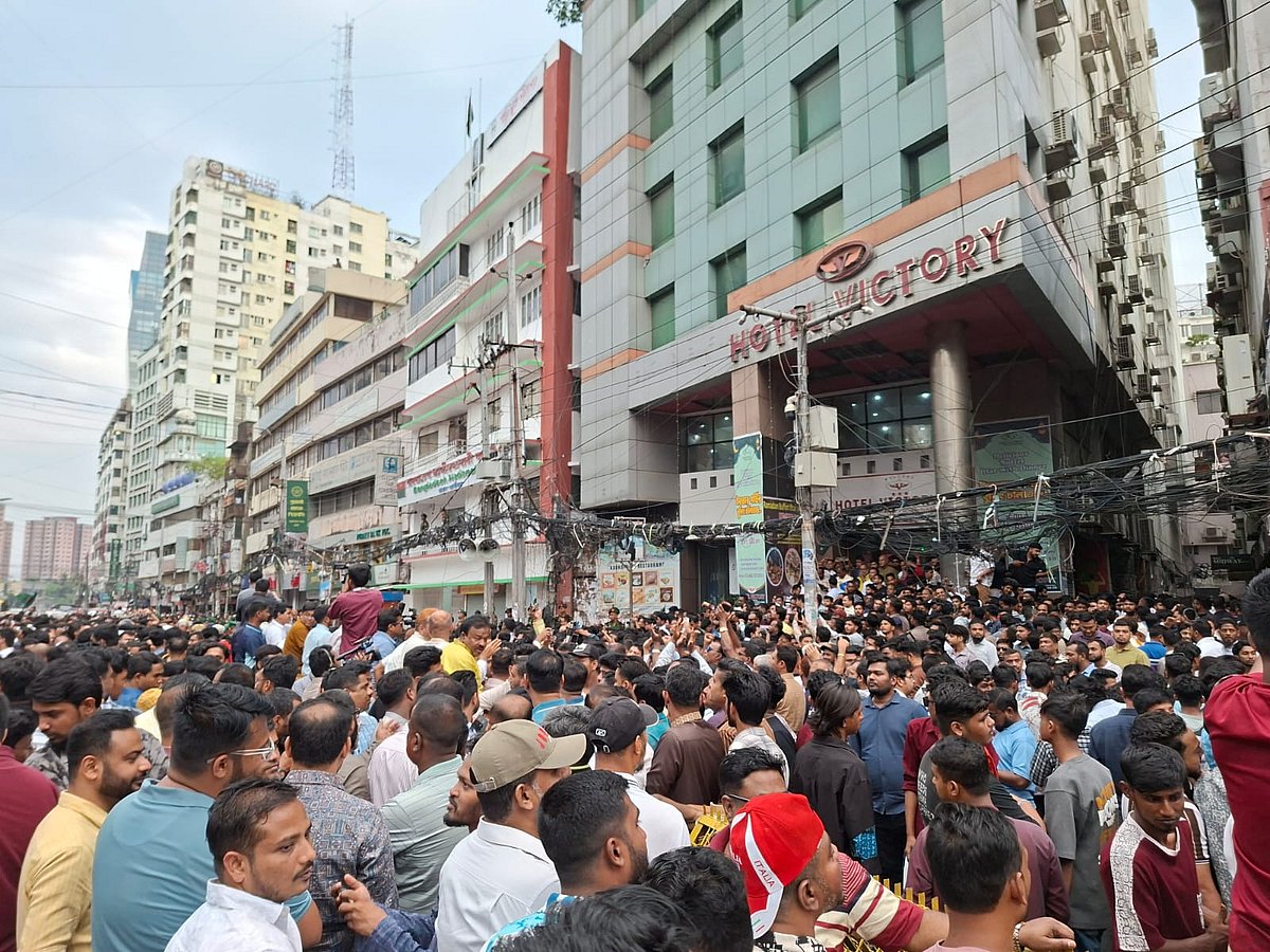 নয়াপল্টনে বিএনপি কার্যালয়ে তারেক রহমানের আগমন ঘিরে নেতাকর্মীদের ঢল