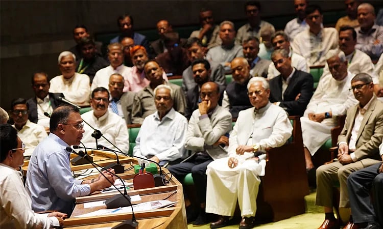 দুর্ঘটনা, অব্যবস্থাপনা ও জ্বালানি পরিস্থিতি
নিয়ে এমপিদের ক্ষোভ