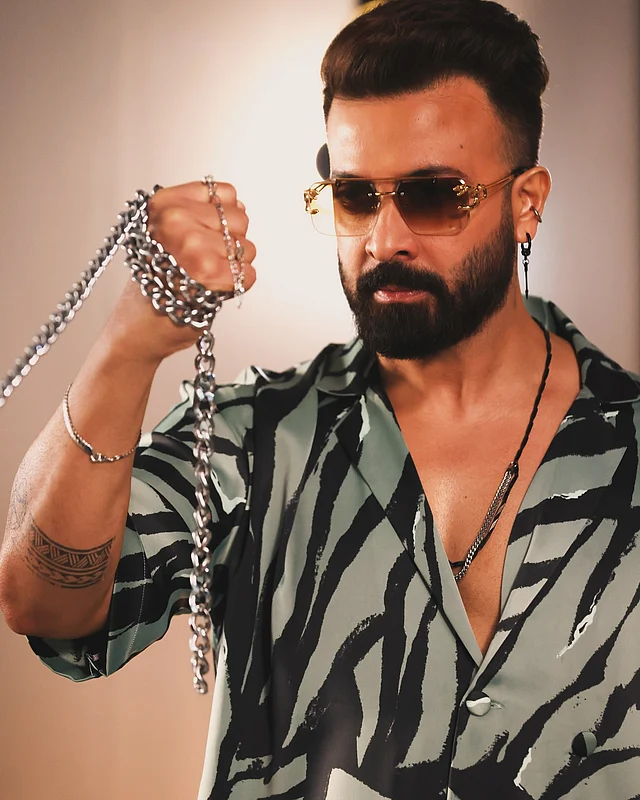 কিউবান কলারের শার্টে অ্যাকশন মোডে শাকিব খান 