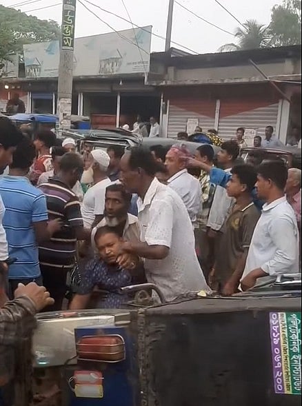 বাসের চাপায় দুমড়েমুচড়ে গেল দুটি অটোরিকশা ও একটি ইজিবাইক