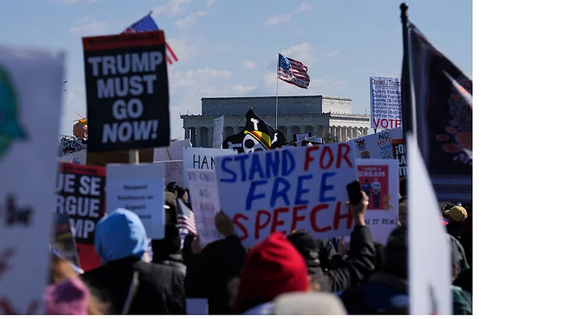 মার্কিন প্রেসিডেন্ট ডোনাল্ড ট্রাম্পের ইরান যুদ্ধসহ বিভিন্ন নীতির বিরুদ্ধে নো কিংস বিক্ষোভ। যুক্তরাষ্ট্রের ওয়াশিংটন ডিসিতে, ২৮ মার্চ ২০২৬