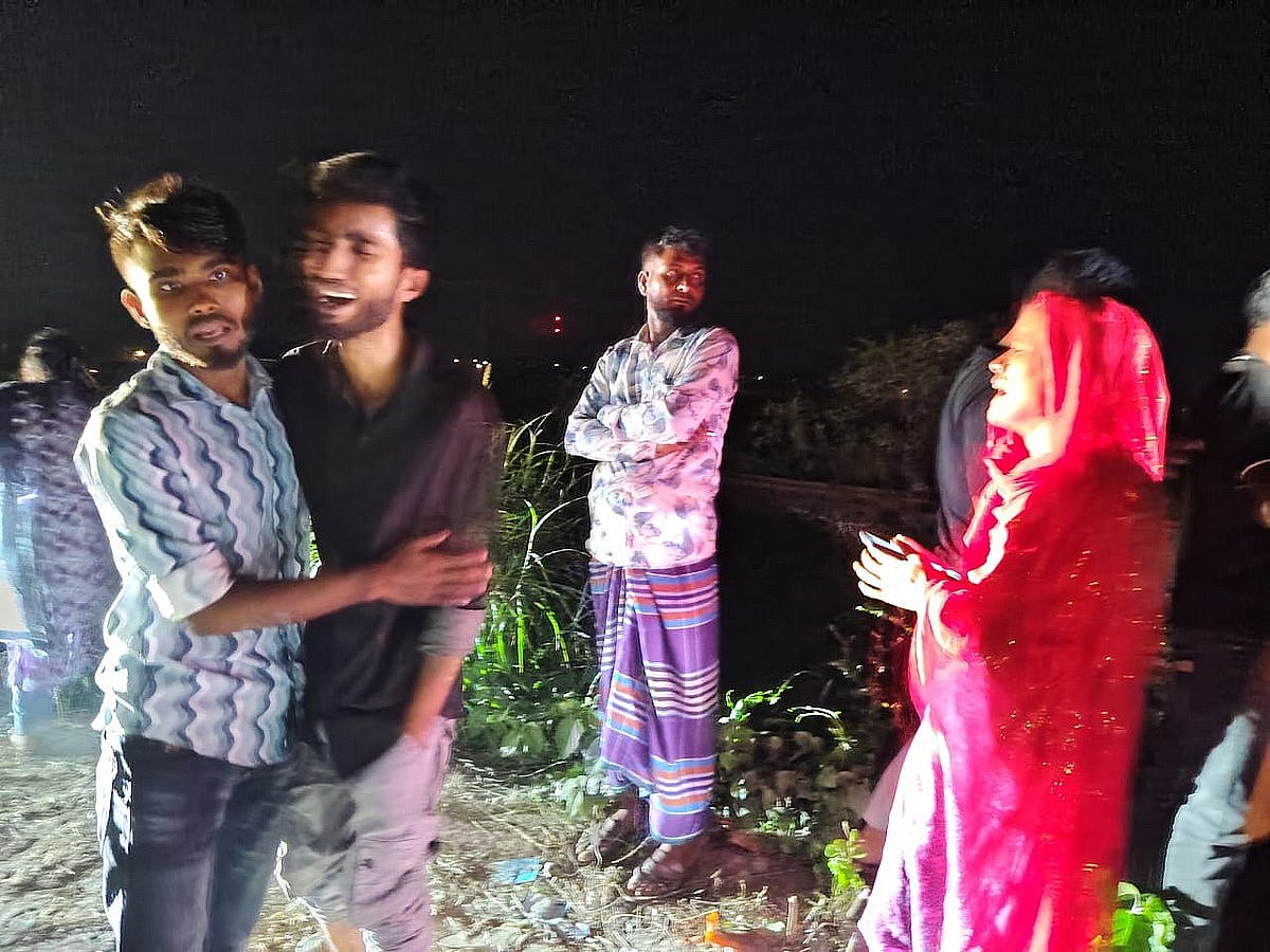 রেললাইনে অসতর্কতা, প্রাণ গেল ৫ জনের