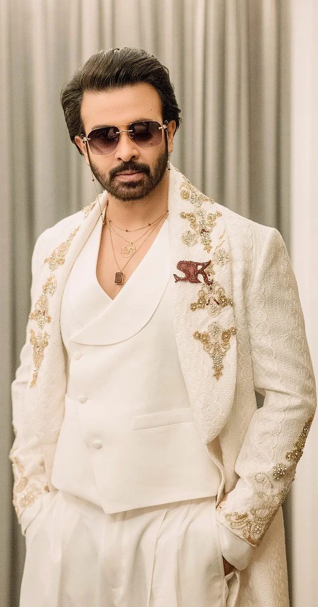 নিজের নামের আদ্যক্ষর দেওয়া অগ হোয়াইট ডিজাইনার স্যুটে দেখা যাচ্ছে মেগাস্টারকে