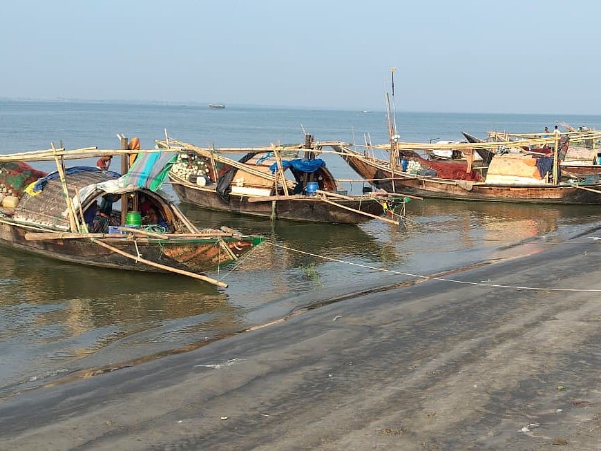 ডিজেলসংকটে চলছে না নৌকা, বিপাকে শরীয়তপুরের হাজারো জেলে
