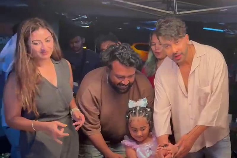 মালয়েশিয়ায় ‘রকস্টার’ সেটে জন্মদিন উদ্‌যাপন করলেন শাকিব খান