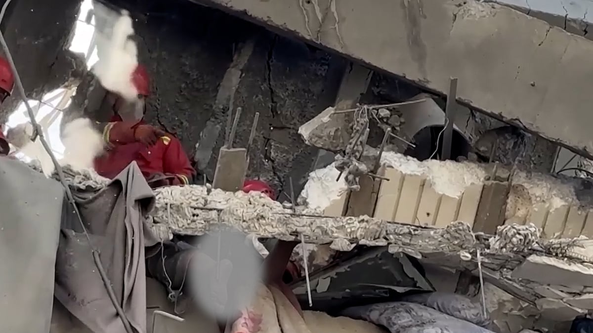 তেহরানে বিমান হামলা: ধ্বংসস্তূপে লাশ, জীবিতদের খুঁজছেন উদ্ধারকর্মীরা