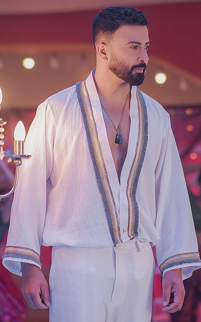 তান্ডব-এর লিচুর বাগানে গানের পোশাক আর হেয়ারস্টাইল অত্যন্ত নজরকাড়া। 