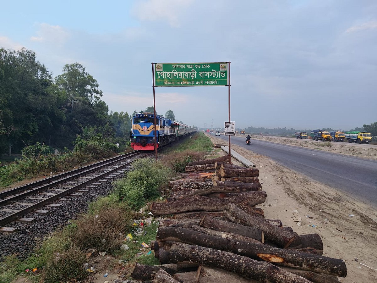 মহাসড়কের পাশেই রেলপথ, ট্রেন এলেও বোঝা যায় না