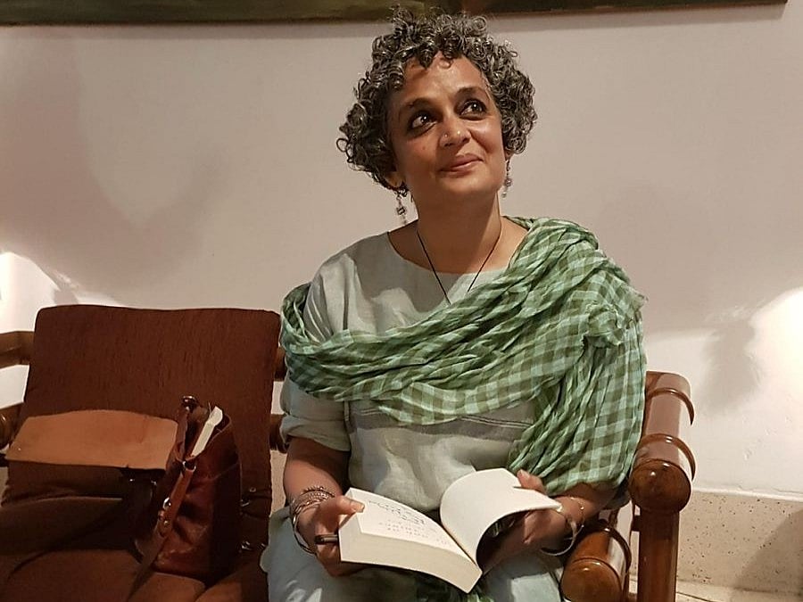 আছি ইরানের পাশে, নিঃশর্তভাবে: অরুন্ধতী রায়