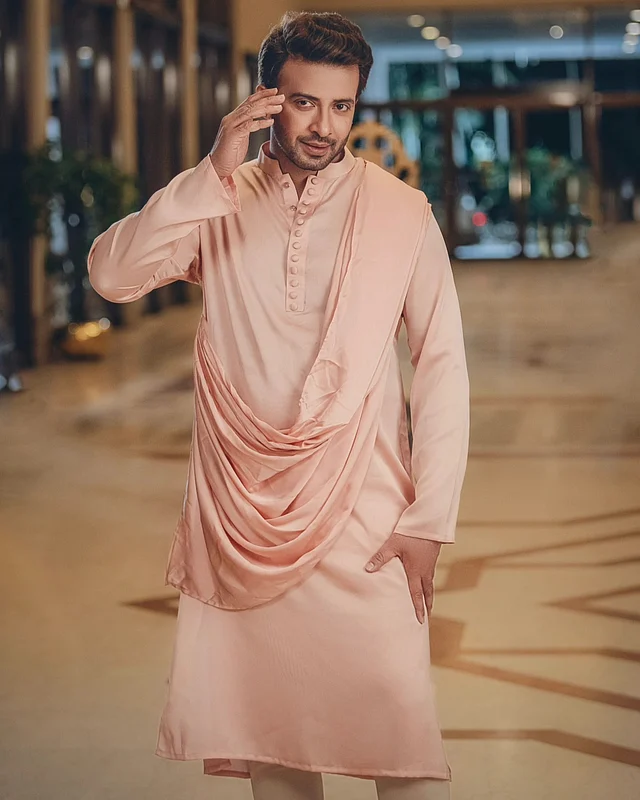 লিডার সিনেমাত ব্যতিক্রমী এথনিক লুকে শাকিব 