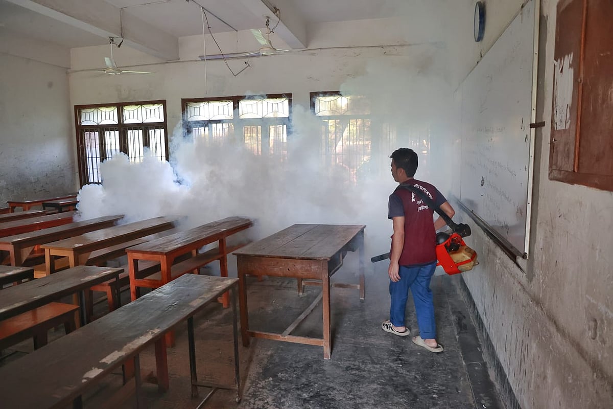 দীর্ঘ ছুটির পর ক্লাস শুরুর দিনে মশার উপদ্রব বন্ধে শ্রেণিকক্ষে ছিটানো হচ্ছে কীটনাশক