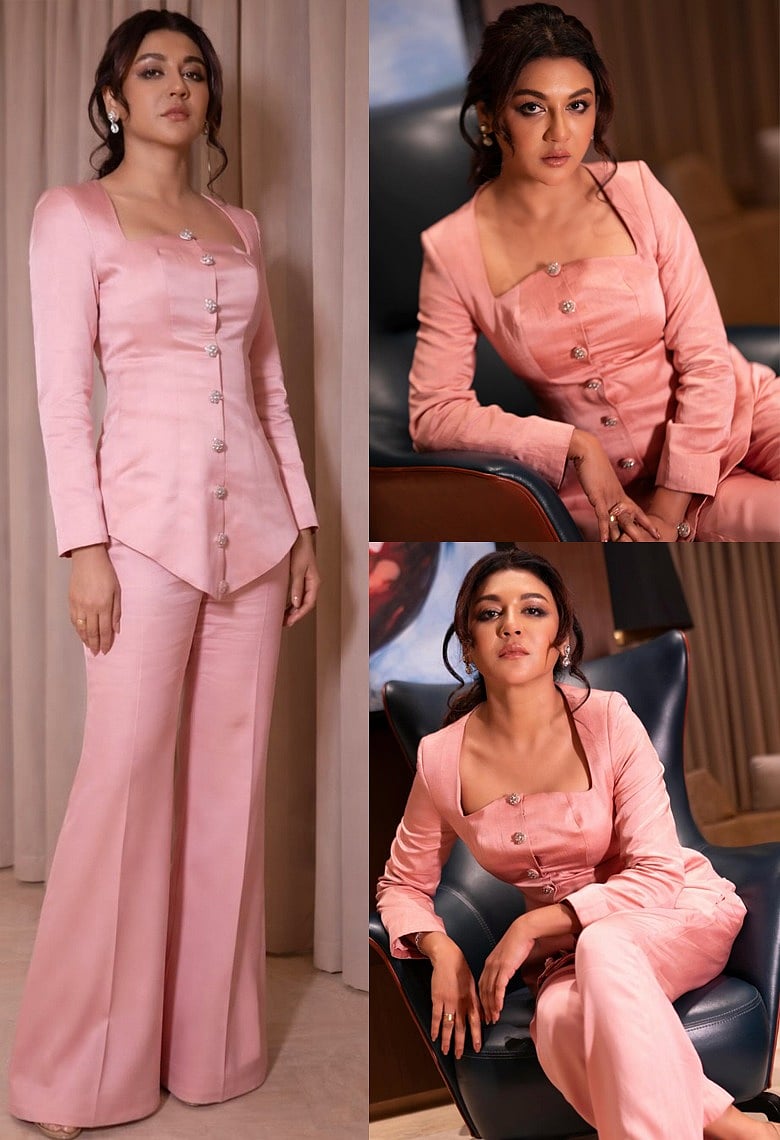 ব্লাশ পিংকে চিরতারুণ্যের দ্যুতি ছড়াচ্ছেন জয়া