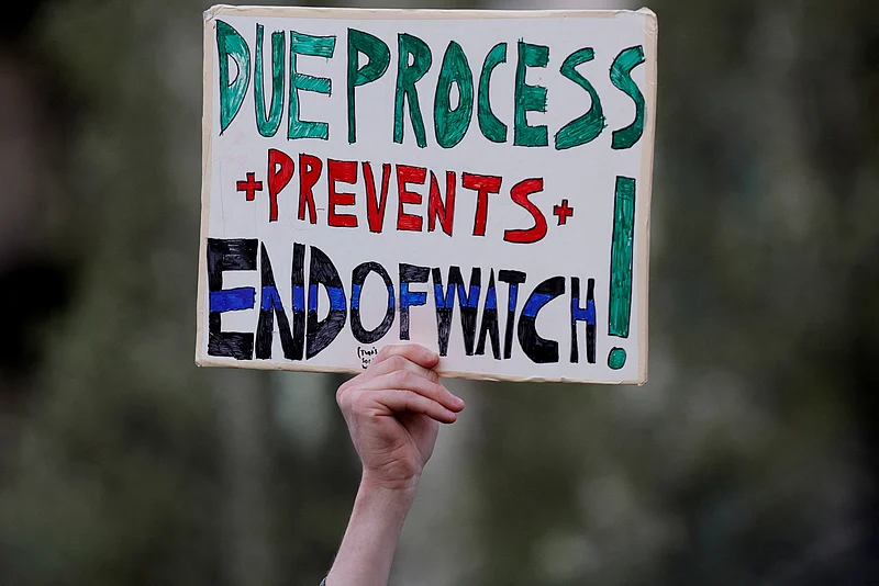 ইমিগ্রেশন অ্যান্ড কাস্টমস এনফোর্সমেন্টের (আইসিই–আইস নামে বেশি পরিচিত) কার্যালয়ের বাইরে মার্কিন প্রেসিডেন্ট ডোনাল্ড ট্রাম্পের প্রশাসনিক নীতির প্রতিবাদে এক বিক্ষোভকারী প্ল্যাকার্ড দেখাচ্ছেন। ওরেগন, ২৮ মার্চ