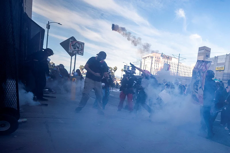 মার্কিন প্রেসিডেন্ট ডোনাল্ড ট্রাম্পের প্রশাসনের নীতির বিরুদ্ধে ‘নো কিংস’ বিক্ষোভে অংশগ্রহণকারী মানুষের দিকে কাঁদানে গ্যাস ছুড়ছে পুলিশ। ক্যালিফোর্নিয়া, ২৮ মার্চ
