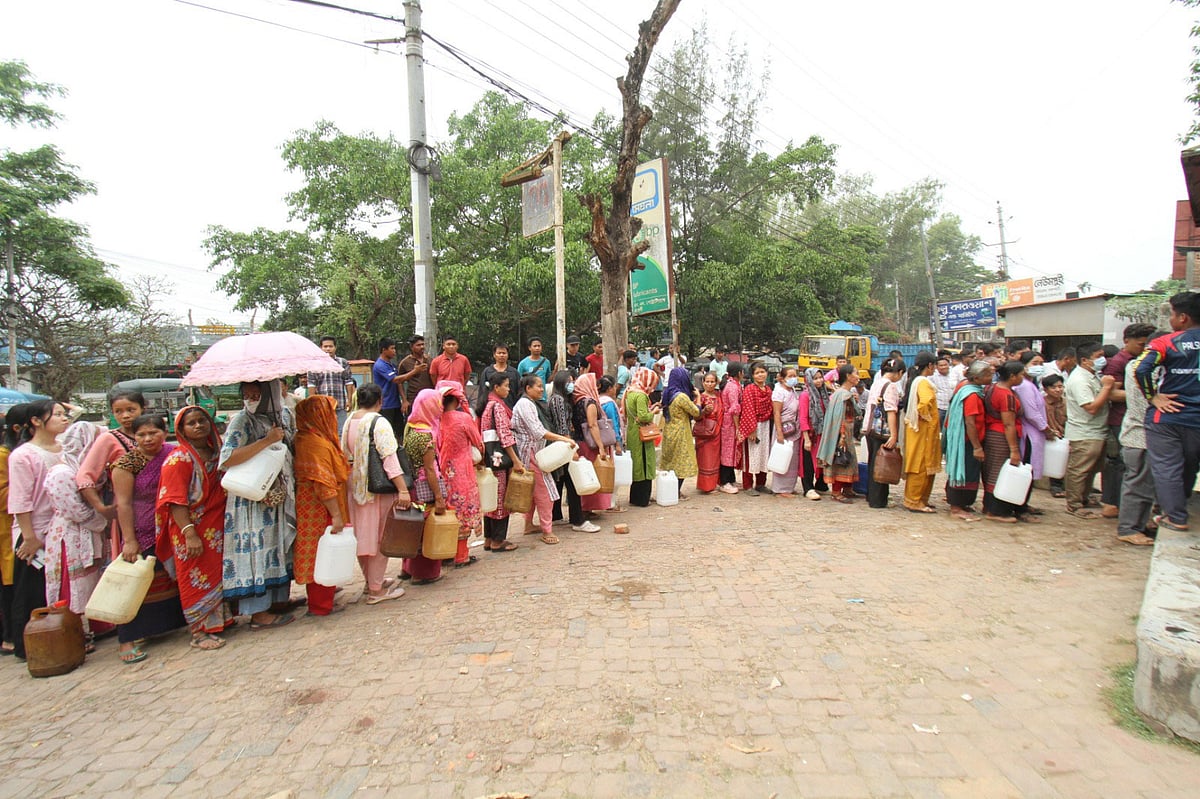 রাঙামাটিতে তেল বিক্রি হচ্ছে রুটিন করে, শৃঙ্খলায় পাম্পে সেনাবাহিনী মোতায়েন
