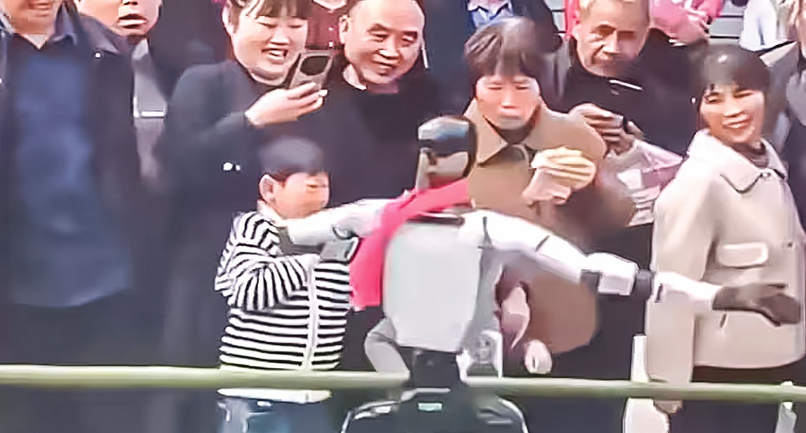 নাচতে নাচতে শিশুকে ‘চড়’ মারল রোবট