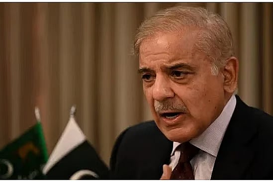 জ্বালানি নিয়ে বিক্ষোভ: পাকিস্তানে অন্তত এক মাস গণপরিবহন ফ্রির ঘোষণা দিলেন প্রধানমন্ত্রী শাহবাজ