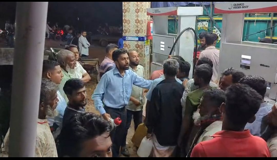 শরীয়তপুরে তেল না পেয়ে পাম্প ঘেরাও করে বিক্ষোভ কৃষকদের