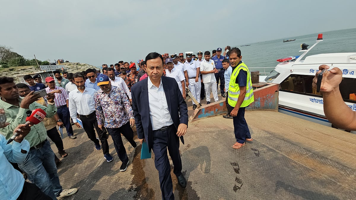 পদ্মায় বাসডুবি: দৌলতদিয়া ফেরিঘাট পরিদর্শনে নৌ মন্ত্রণালয়ের তদন্ত দল
