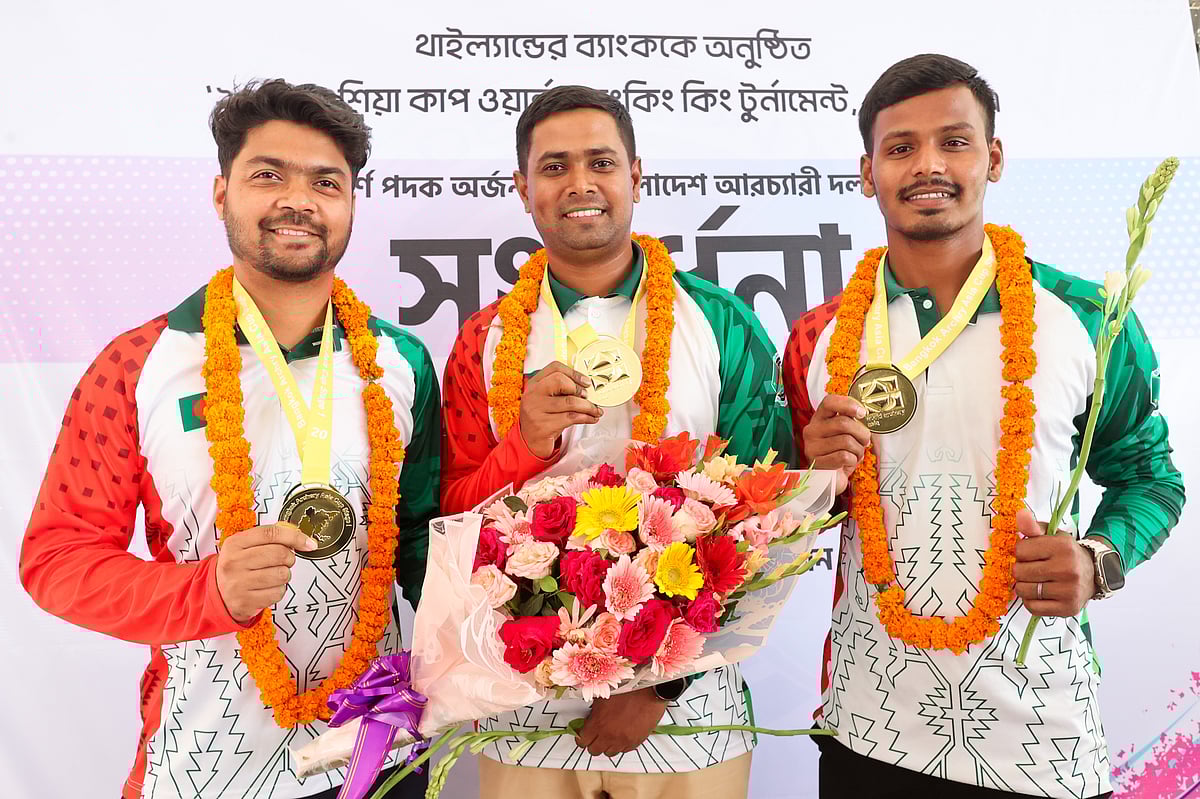 ফুলের মালায় বরণ সোনাজয়ী বাংলাদেশ আর্চারি দলকে