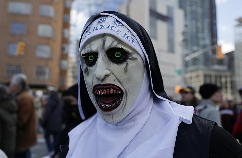 ইমিগ্রেশন অ্যান্ড কাস্টমস এনফোর্সমেন্টকে (আইসিই–আইস নামে বেশি পরিচিত) চিত্রিত করতে ঠিক এমন পোশাক পরে বিক্ষোভে অংশ নেন এক বিক্ষোভকারী। ২৮ মার্চ ২০২৬, নিউইয়র্ক