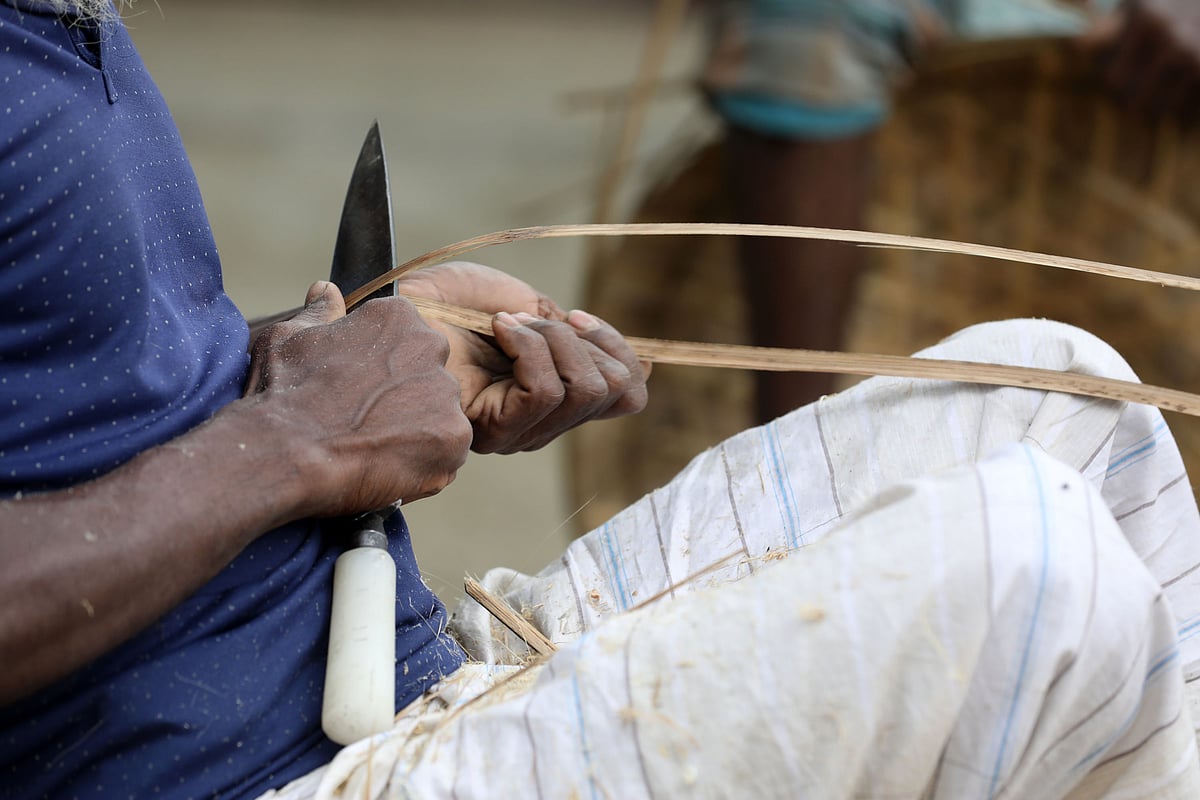বাঁশের ফালি প্রস্তুত করছেন কৃষক