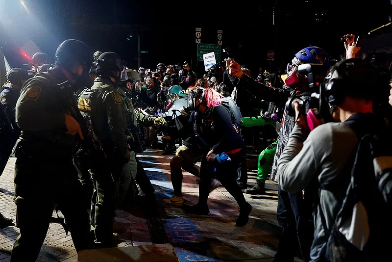 মার্কিন প্রেসিডেন্ট ডোনাল্ড ট্রাম্পের প্রশাসনিক নীতির বিরুদ্ধে ‘নো কিংস’ বিক্ষোভ চলাকালে আইনশৃঙ্খলা রক্ষাকারী বাহিনীর সঙ্গে সংঘর্ষ হয়। ওরেগন, ২৮ মার্চ