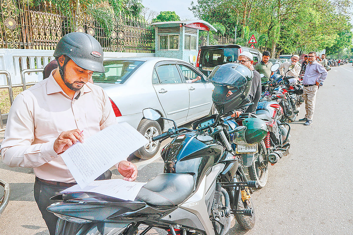 মোটরসাইকেলচালকদের দিন কেমন কাটছে