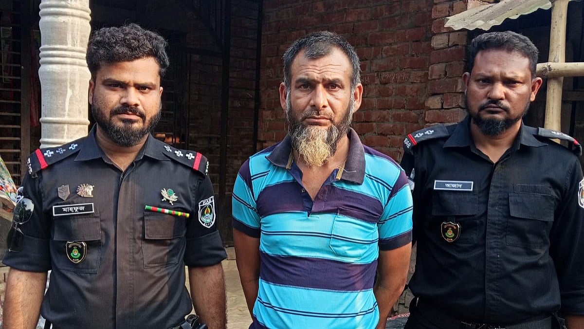 নড়াইলে ফিলিং স্টেশনের ব্যবস্থাপককে হত্যার অভিযোগে করা মামলার একমাত্র আসামি সুজাত মোল্যাকে যশোর থেকে গ্রেপ্তার করেছে র‍্যাব