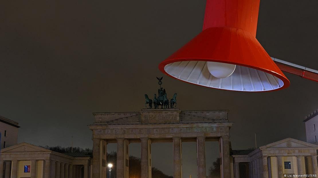 বিশ্বজুড়ে বিখ্যাত সব স্থাপনার আলো নিভিয়ে আর্থ আওয়ার পালন