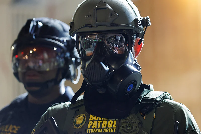  বিক্ষোভকারীদের নিয়ন্ত্রণে মোতায়েন বর্ডার প্যাট্রোল এজেন্টের এক সদস্য। ওরেগন, ২৮ মার্চ।