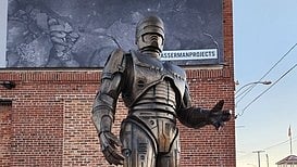 ১১ ফুট উঁচু রোবোকপের মূর্তি