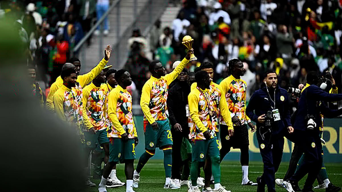 শিরোপা কেড়ে নিলেও ট্রফি নিয়ে সেনেগালের মহড়া!