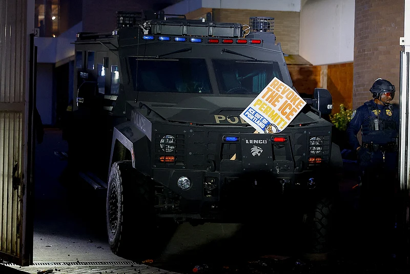 মার্কিন নিরাপত্তা বাহিনীর সাঁজোয়া যানের ওপরে বিক্ষোভকারীদের রেখে যাওয়া একটি প্ল্যাকার্ড। ওরেগন, ২৮ মার্চ