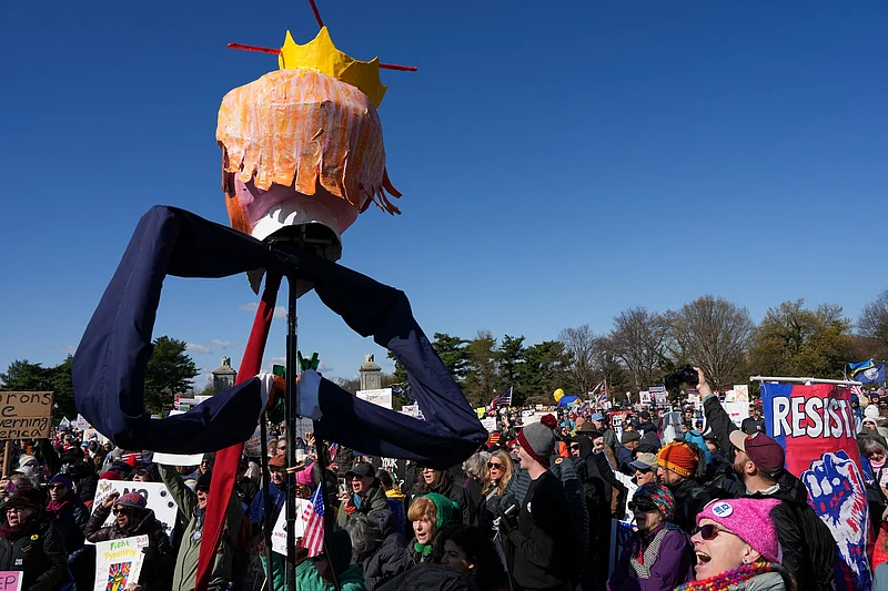 মার্কিন প্রেসিডেন্ট ডোনাল্ড ট্রাম্পের প্রশাসনের নীতির বিরুদ্ধে ‘নো কিংস’ বিক্ষোভ কর্মসূচিতে হাজার হাজার মানুষ অংশ নেন। ২৮ মার্চি ২০২৬, ওয়াশিংটন 