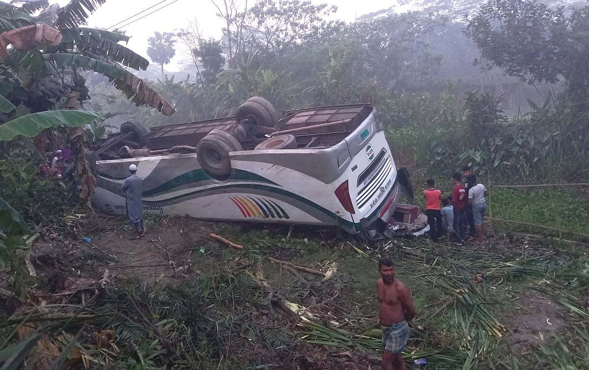 বরিশালে বাস নিয়ন্ত্রণ হারিয়ে খাদে, নিহত ১