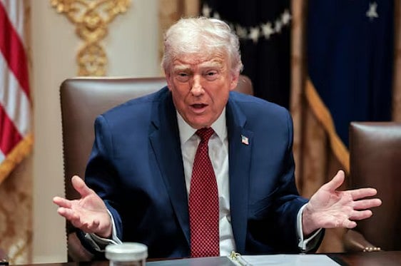 রাখঢাক না রেখেই ট্রাম্প বললেন, ইরানের তেল চান