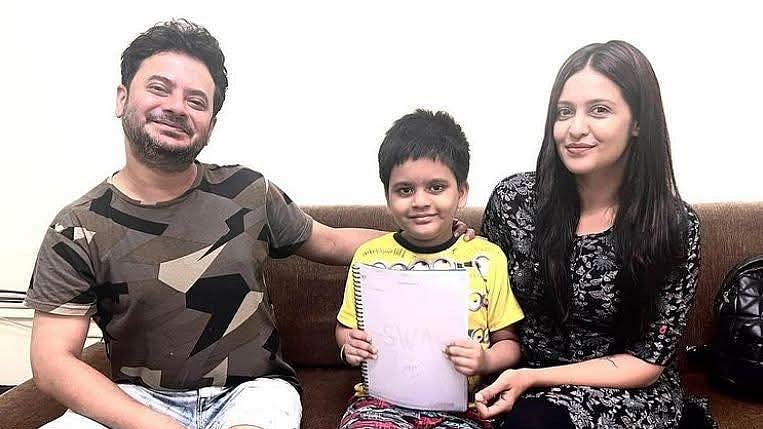 স্ত্রী ও সন্তানের সঙ্গে রাহুল। ছবি: ফেসবুক থেকে