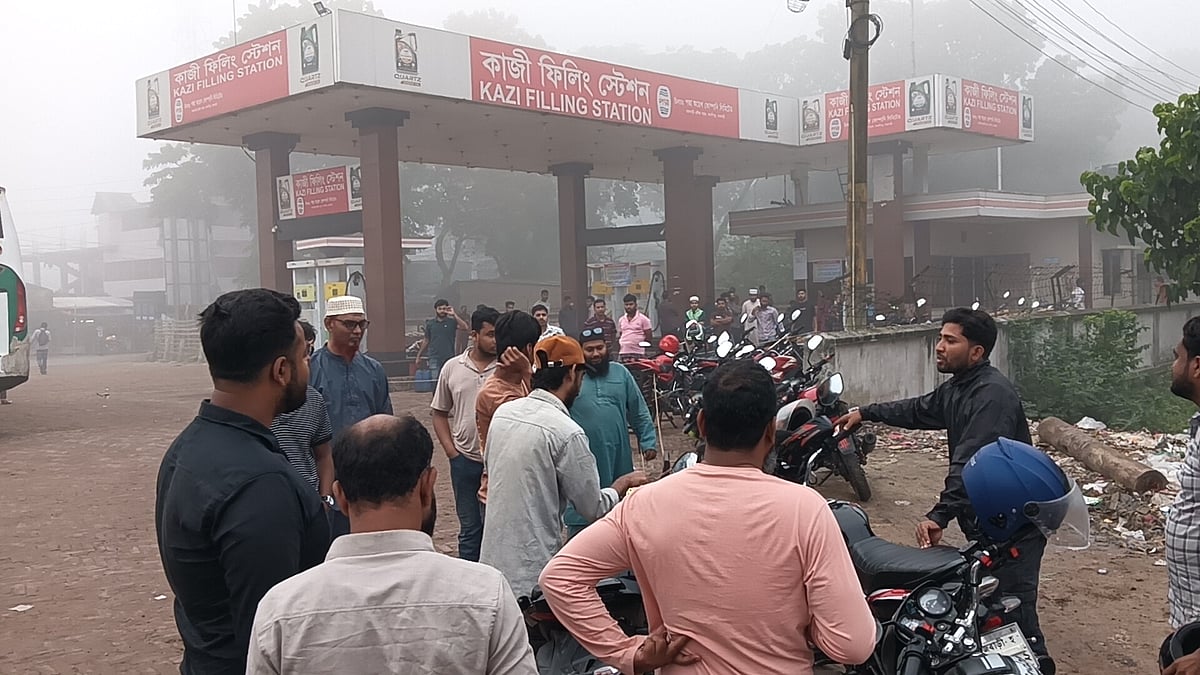 রাজবাড়ীতে তেলের জন্য মধ্যরাত থেকে লাইনে অপেক্ষা, তবু অনিশ্চয়তা