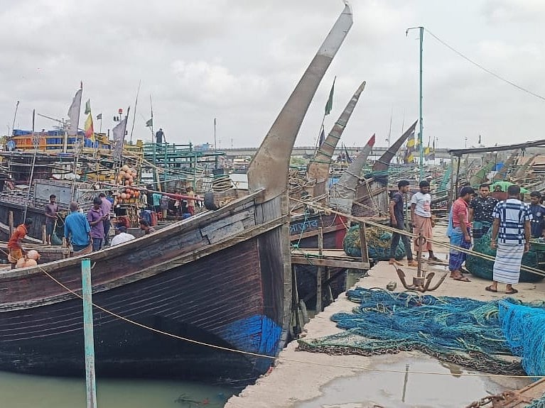 পটুয়াখালীতে ডিজেলের সংকটে সাগরে মাছ ধরা কমেছে, সামনে নিষেধাজ্ঞা, দুশ্চিন্তায় জেলেরা