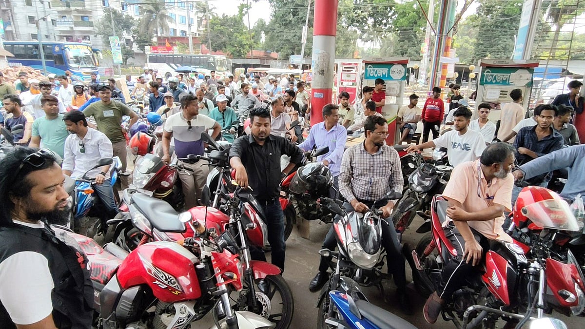 ‘তেল নিতে গিয়েই পাম্পে এক বেলা শেষ, কাজ করব কখন’