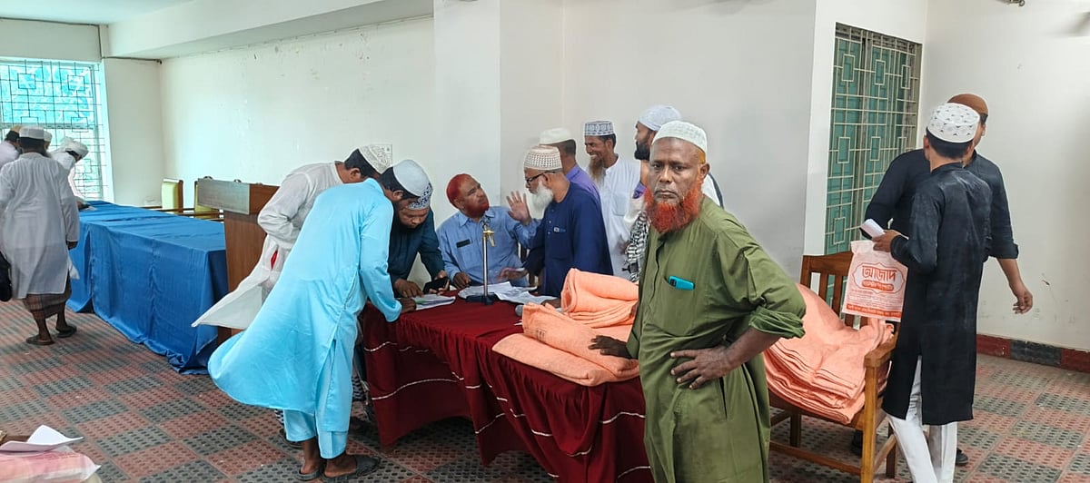 চৈত্রের গরমে কম্বল বিতরণ করল ইসলামিক ফাউন্ডেশন