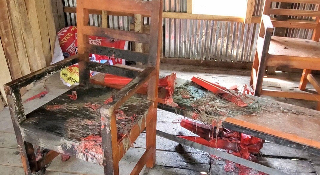 ভোলার দৌলতখানে দুর্বৃত্তদের আগুনে পুড়ল ইউনিয়ন বিএনপির কার্যালয়