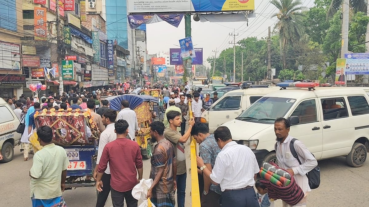 অবৈধভাবে পার্কিং করায় জরিমানা, অ্যাম্বুলেন্স চালকদের অবরোধে রোগীদের দুর্ভোগ