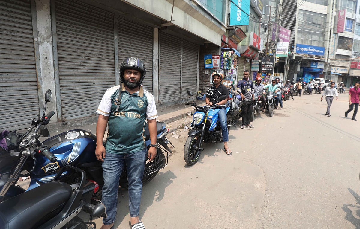 ১৫ কিলোমিটার ঘুরে ৩০০ টাকার তেল 
পেলেন মোটরসাইকেলচালক রহিম